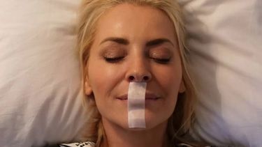 La moda viral de taparse la boca al dormir puede ser riesgosa para la salud. &nbsp;