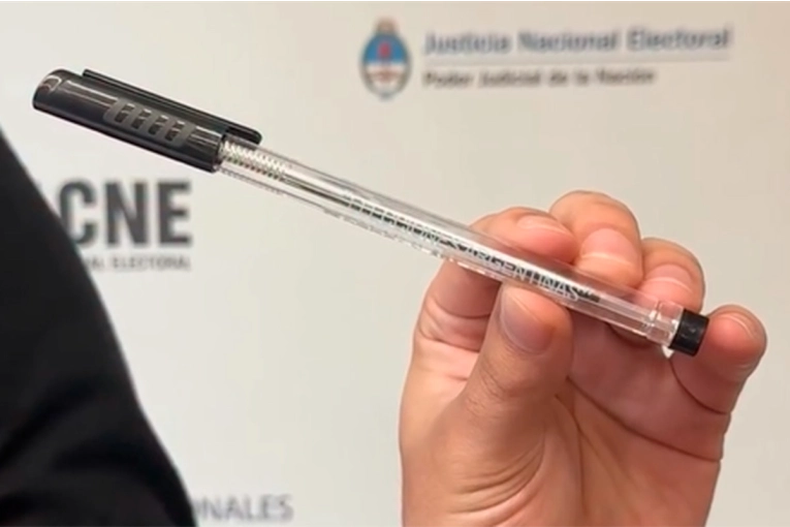 En las elecciones 2025 no habrá lapiceras borrables: se usarán biromes indelebles marca Ezco, según confirmó la Cámara Nacional Electoral.