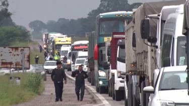 Caos vehicular en Perico por un accidente fatal: hay cortes con tránsito a media calzada