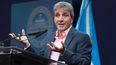 El ministro de Economía, Luis Caputo, le dio una nota a Eduardo Feinman.&nbsp;