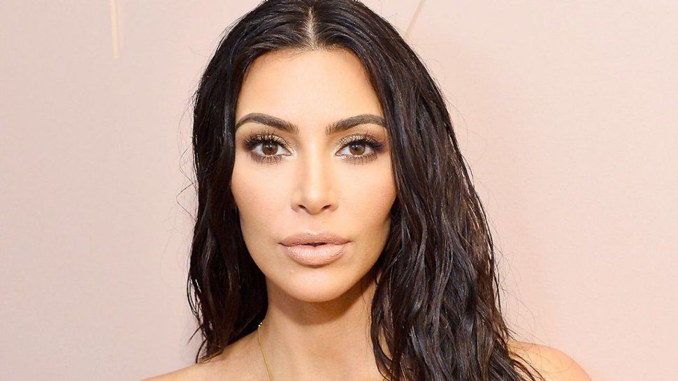 Kim Kardashian apostó por más y se implantó un collar en la piel