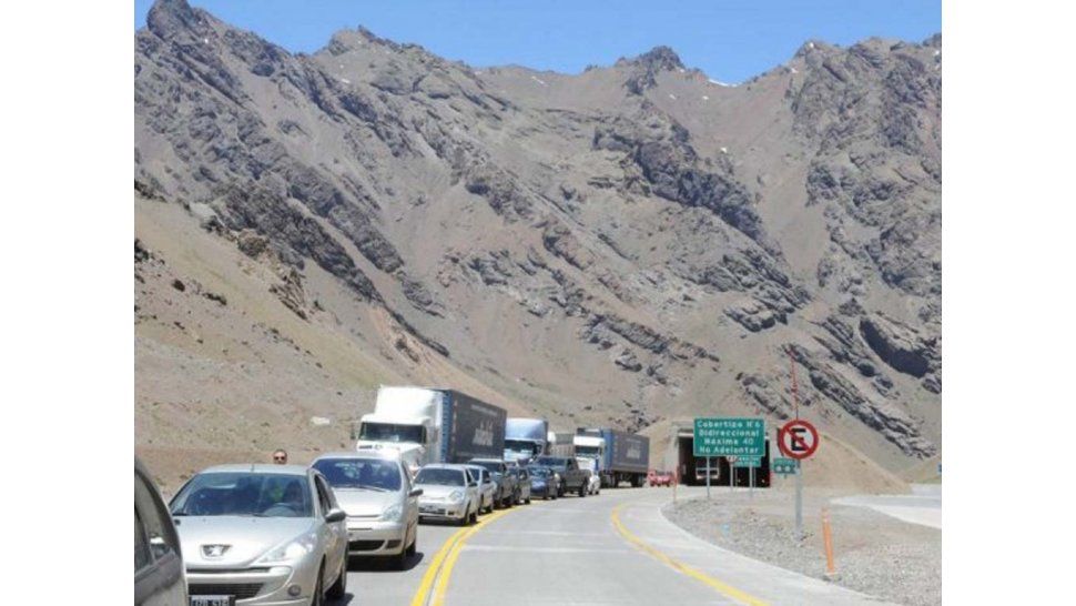 Largas colas en el paso fronterizo