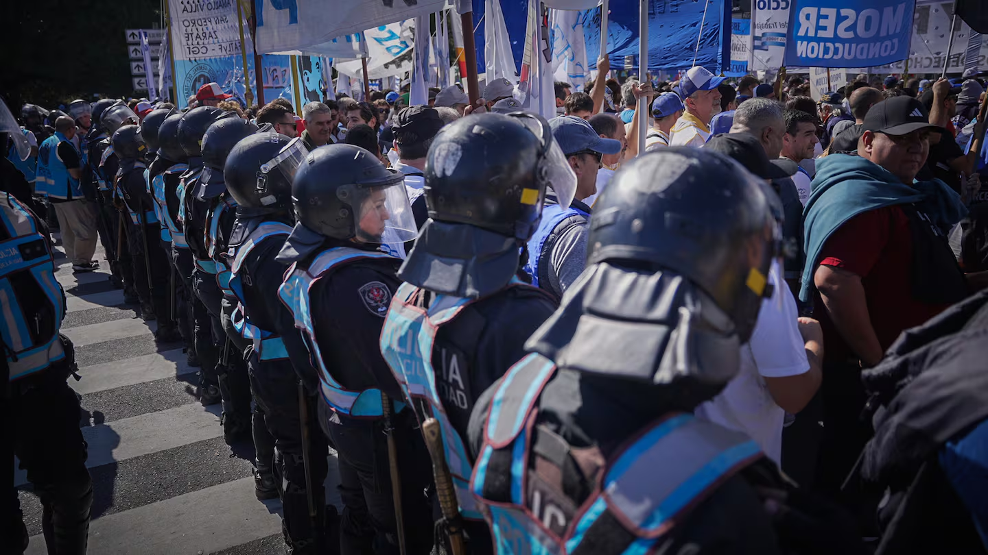 incidentes en la marcha de la cgt y de los jubilados con varios detenidos
