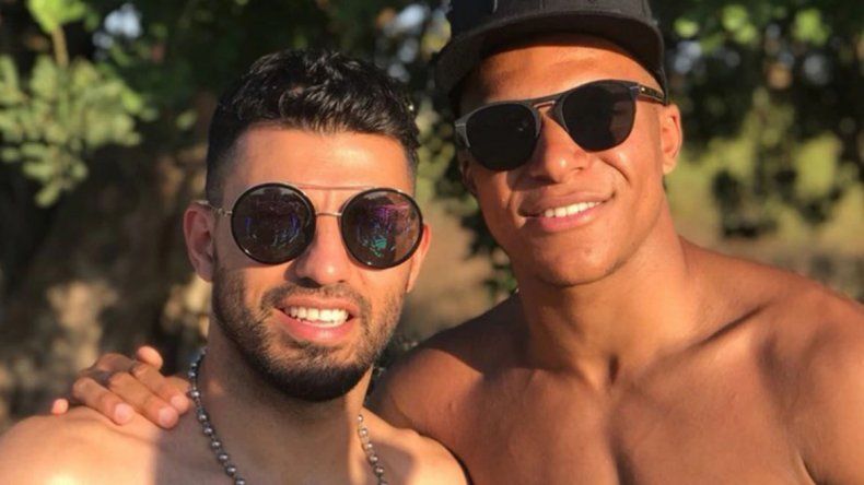 Encuentro futbolero: Kun Agüero y Kylian Mbappé de vacaciones en Ibiza