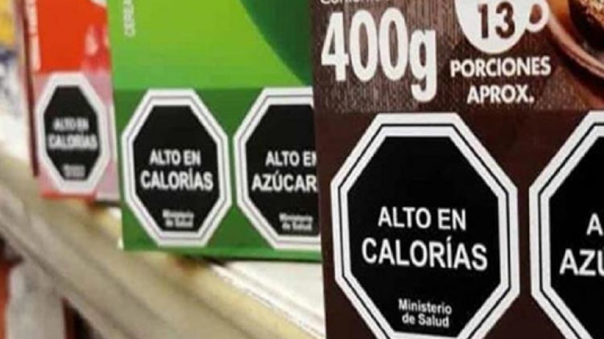 Comienza a hacerse vigente la ley 27.642 que promueve la alimentación saludable en Argentina.