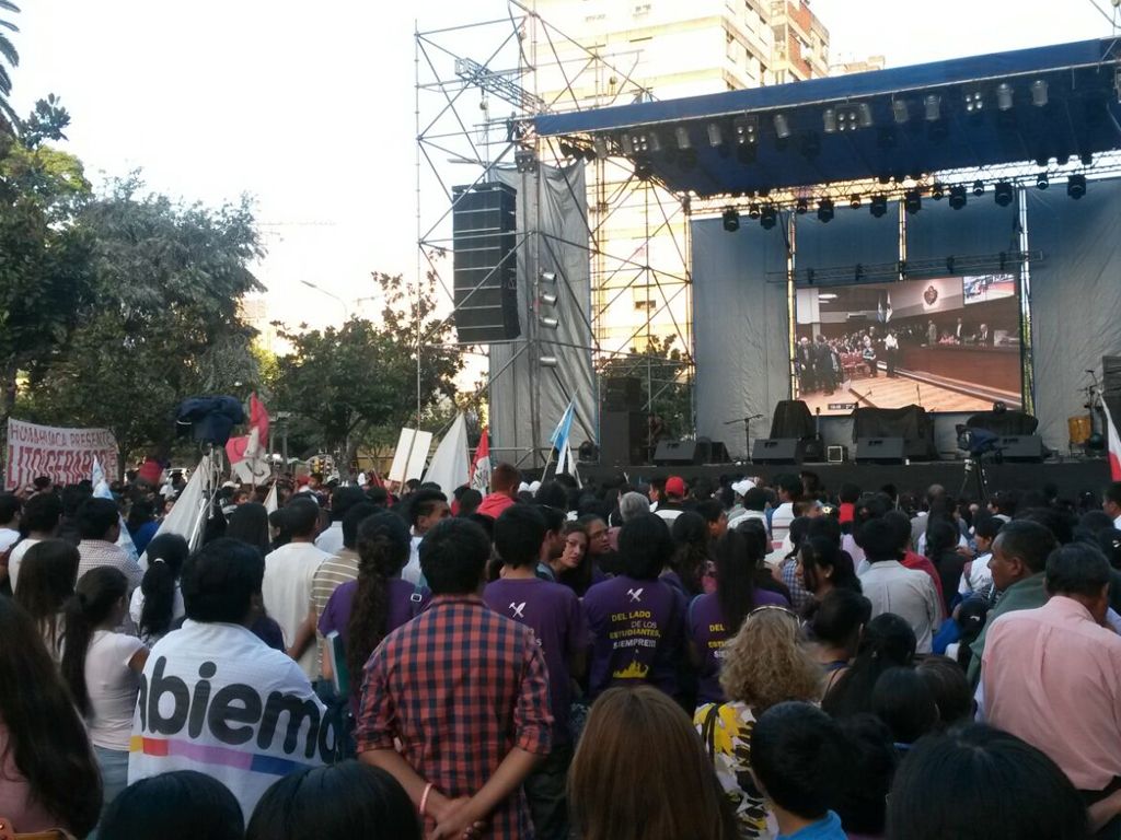 gente en la Plaza Belgrano