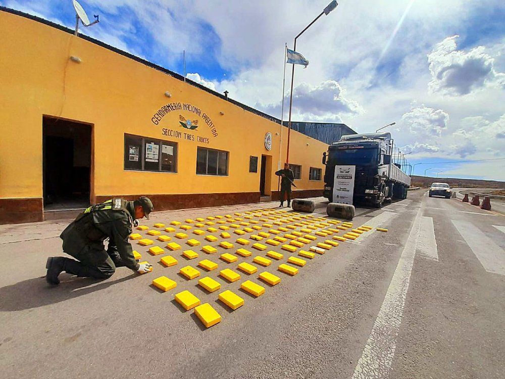 Gendarmería detecta más de 130 kilos de cocaína en un camión.