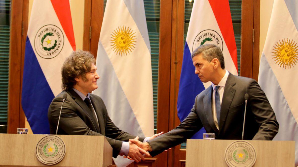 Javier Mileise reunió en Paraguay con Santiago Peña