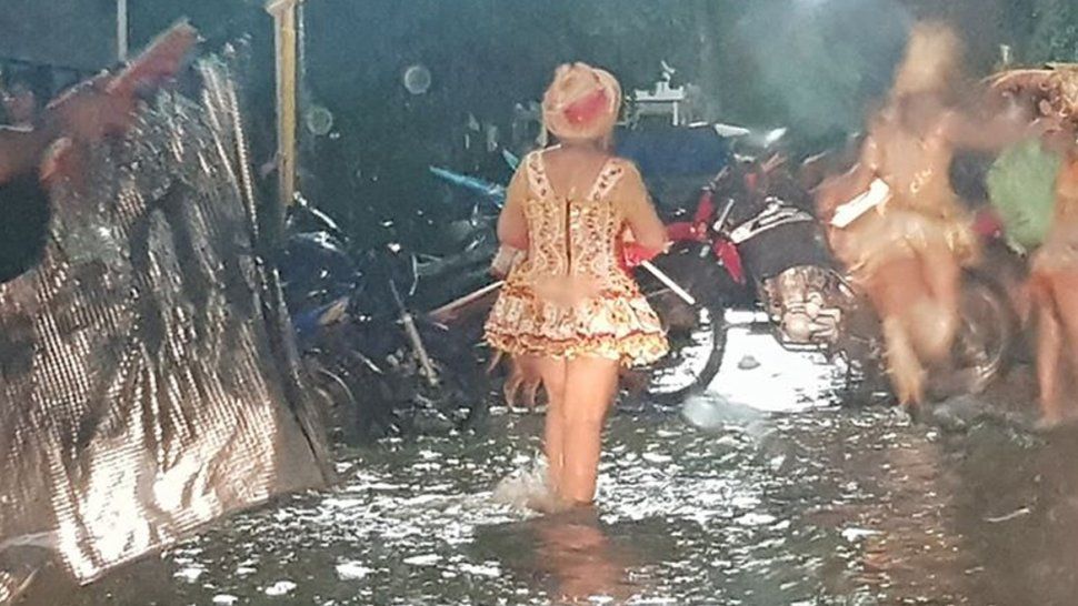 polemica: el agua le llegaba a los tobillos y no suspendieron el corso