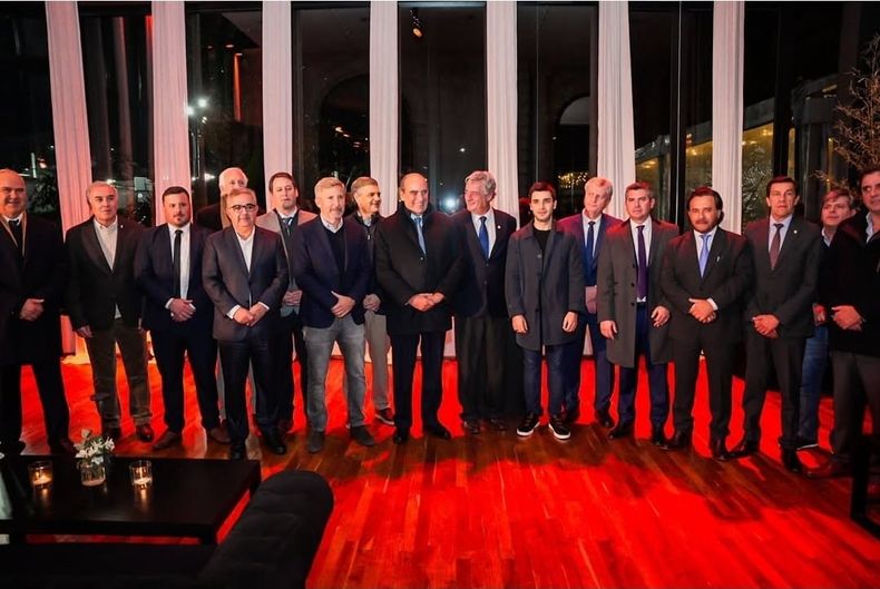 Carlos Sadir en la Rural con Guillermo Francos y otros 7 gobernadores. Carlos Sadir en la Rural con Guillermo Francos y otros 7 gobernadores.