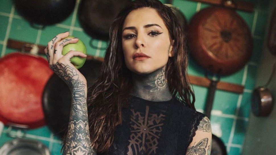 cande tinelli reaparecio en topless