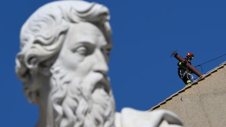 Cónclave: empezó la instalación de la chimenea en la Capilla Sixtina. A través de ella, se comunicará al mundo cuando haya consenso sobre la figura del nuevo sumo pontífice.