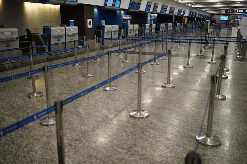 Controladores aéreos anuncian paro en plena temporada de vacaciones
