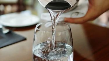 El senador provincial Marcelo Daletto presentó un proyecto de ley para que en la provincia de Buenos Aires se sirva el agua de forma gratuita en lugres gastronómicos.