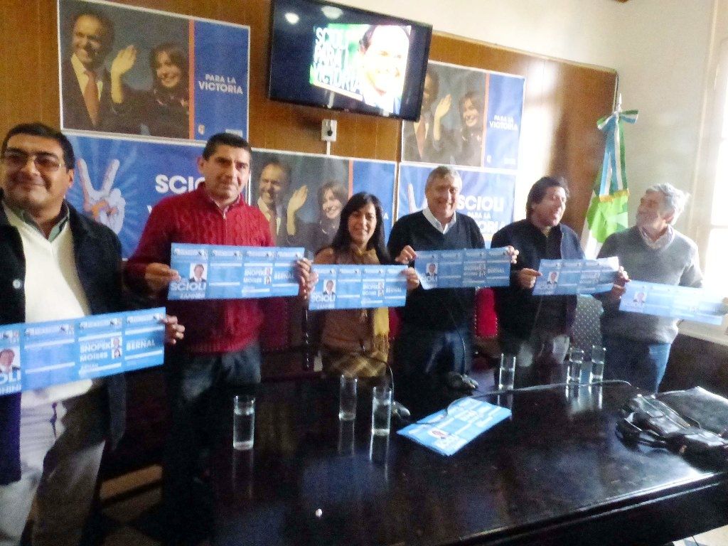 Moisés junto a intendentes