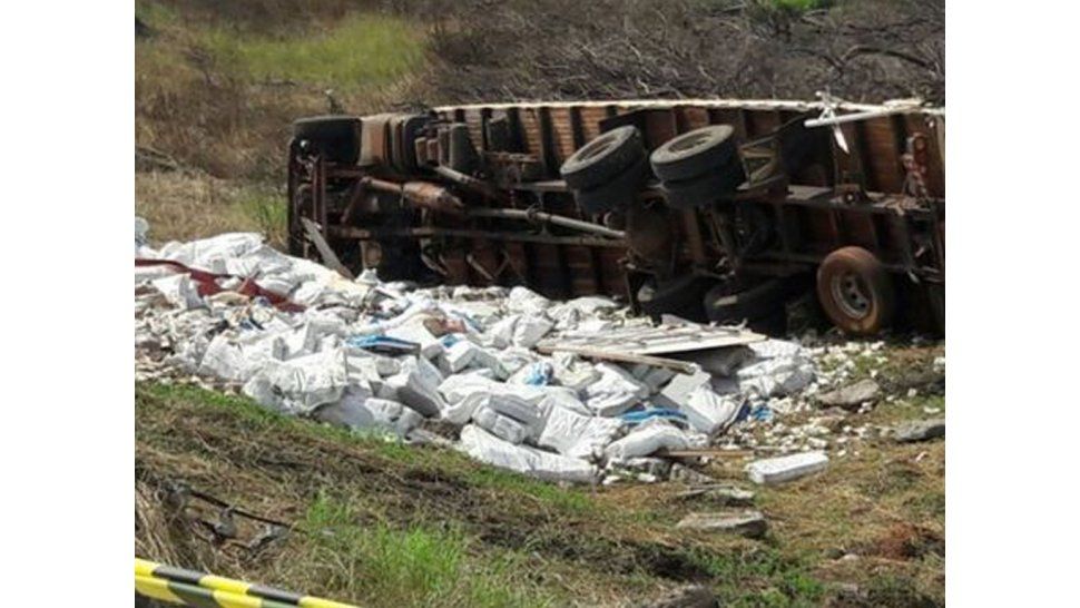 Volcó camión con 30 toneladas