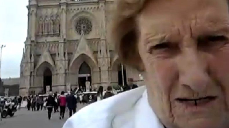 Es viral: dos abuelitas intentan sin suerte sacar una selfie con su celular