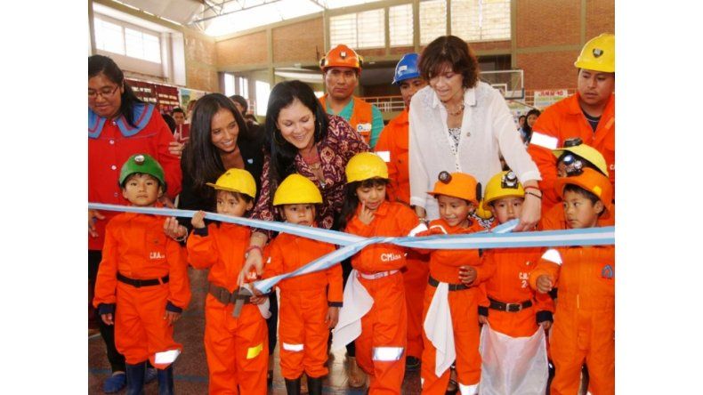 Lic. Gelmetti junto a los niños