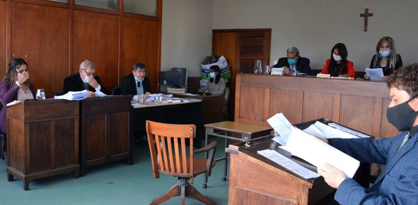 Tribunal en lo Criminal Nº 3. Al fondo, los jueces Ana Pérez Rojas, María Nallar y Mario Puig.