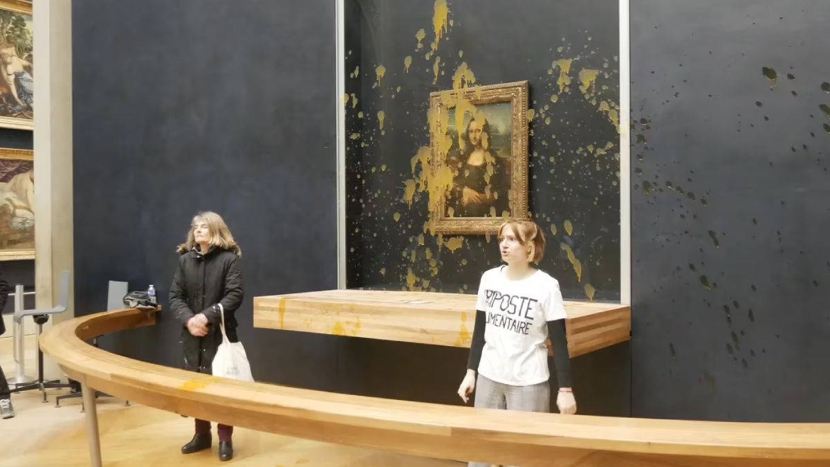 Dos activistas le arrojaron sopa a La Gioconda en el museo de Louvre