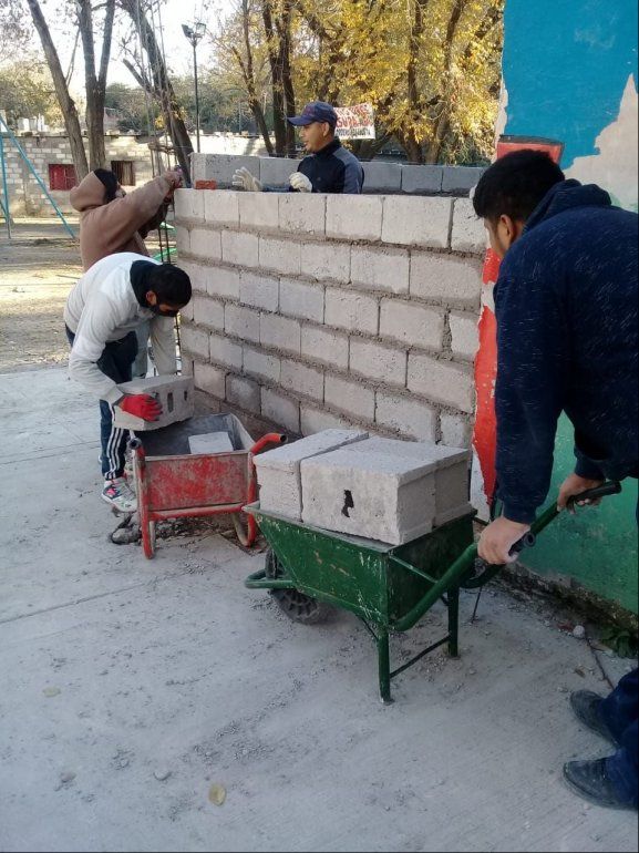 Luego de convenios realizados desde el Ministerio de Seguridad con diversos organismos, en esta ocasión contraventores pagan su multa construyendo viviendas.