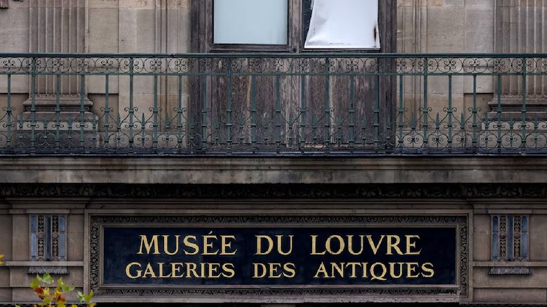 Millonario robo en el Museo del Louvre