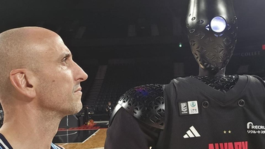 Manu Ginóbili frente a una maquina: así fue el duelo de triples de humanos vs robots