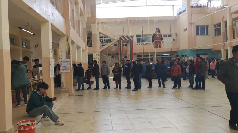 Ciudadanos de Bolivia votando en Jujuy en las elecciones (Foto Consulado)