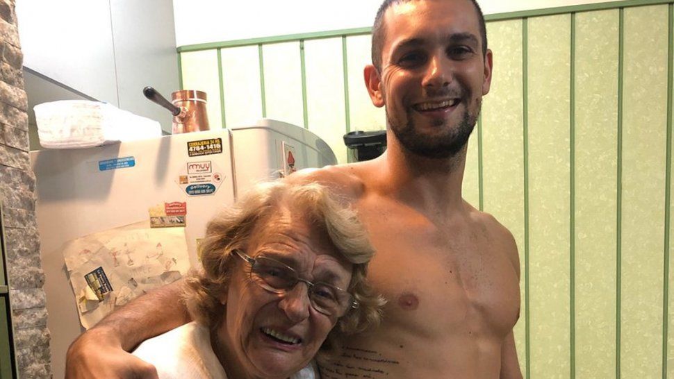 A 10 años del fallecimiento de su abuelo, un joven sorprendió a su abuela y se volvió viral