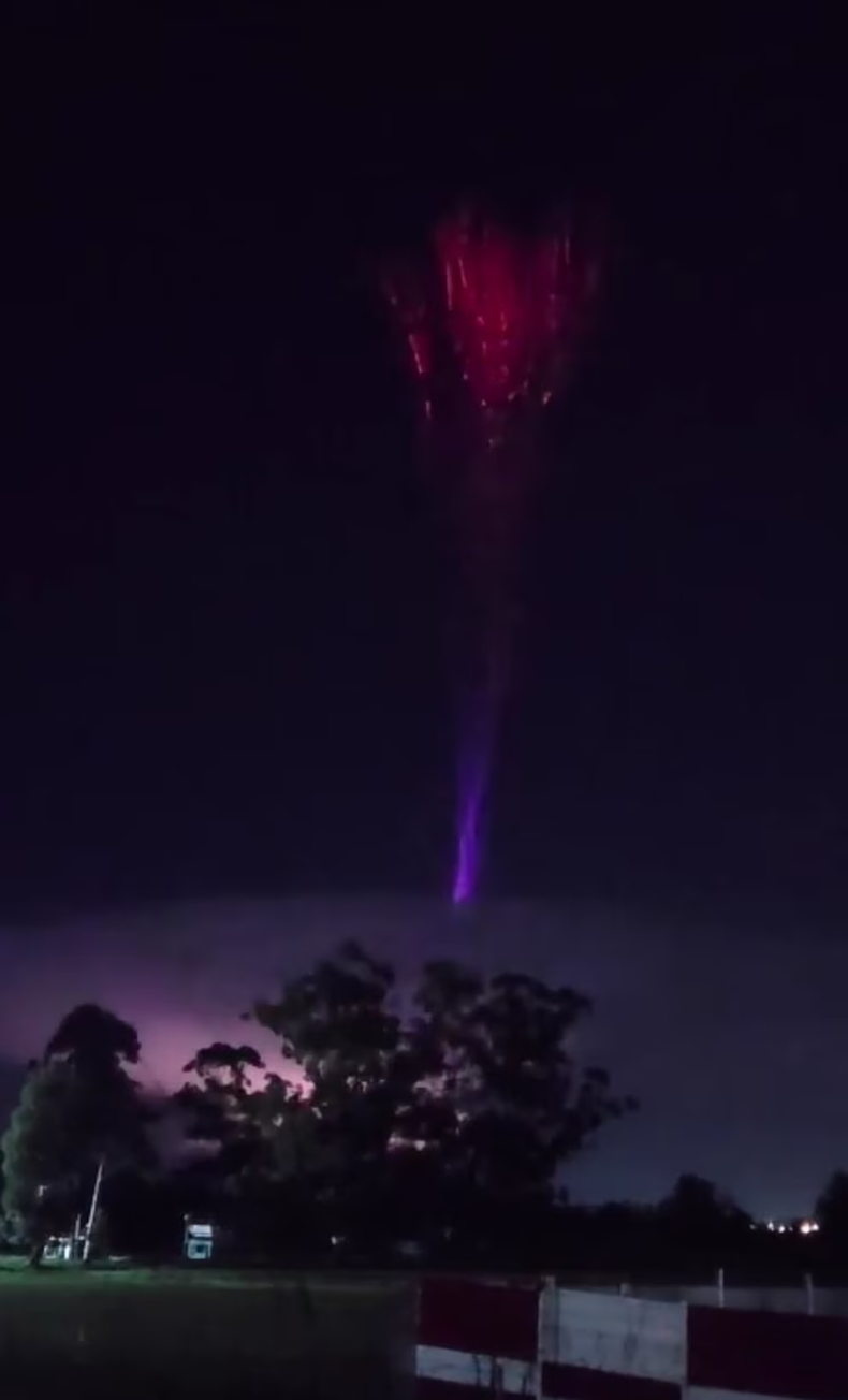 El Blue Jet es una rara descarga eléctrica que asciende desde la cima de nubes tormentosas hacia la atmósfera superior, alcanzando hasta 50 kilómetros de altura