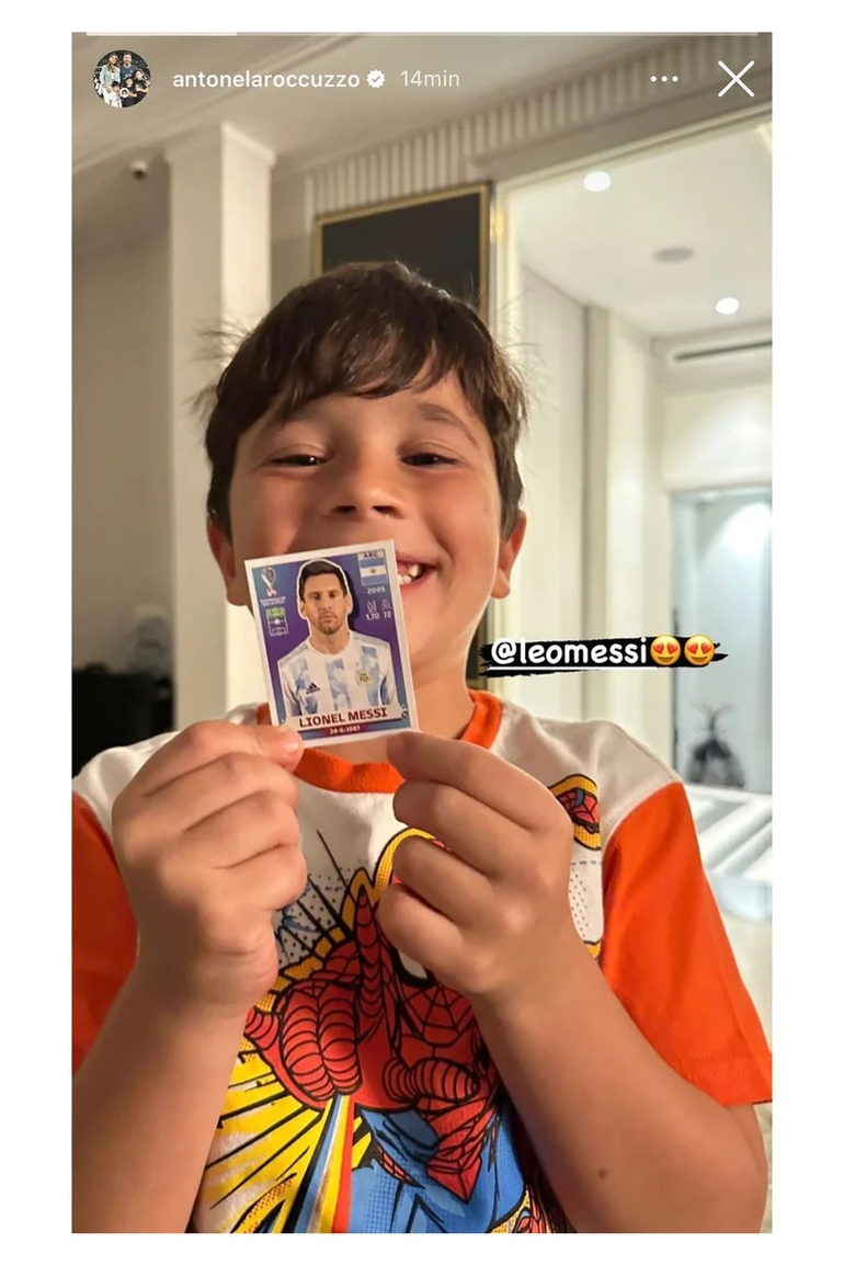 Mateo Messi, contento con la figurita de su papá, Lionel Messi  