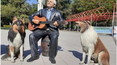 Entre las estatuas presentadas en Formosa, se encuentra la del presidente Alberto Fernandez tocando la guitarra junto a sus dos perros.