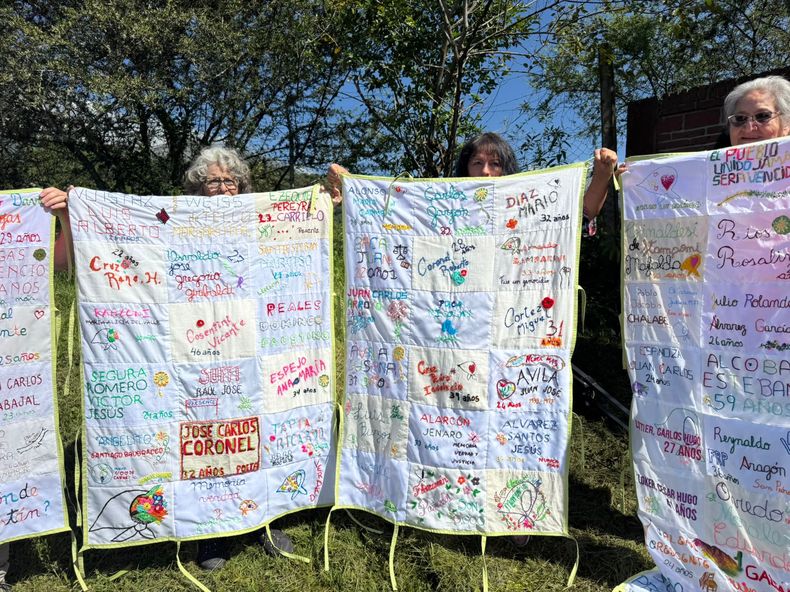 En guerrero marcharon con la bandera que lleva los nombres bordados de personas desaparecidas en Jujuy En guerrero marcharon con la bandera que lleva los nombres bordados de personas desaparecidas en Jujuy