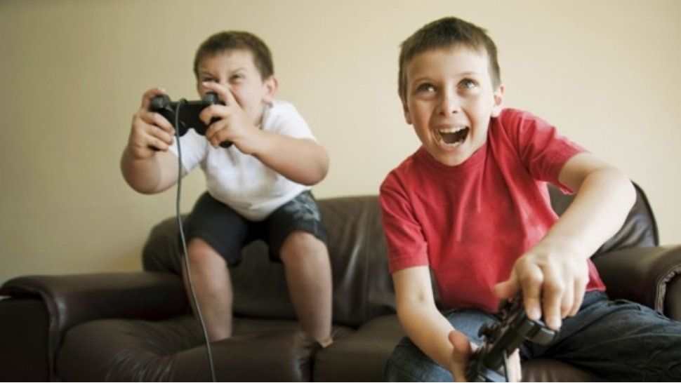 Niños jugando videojuegos