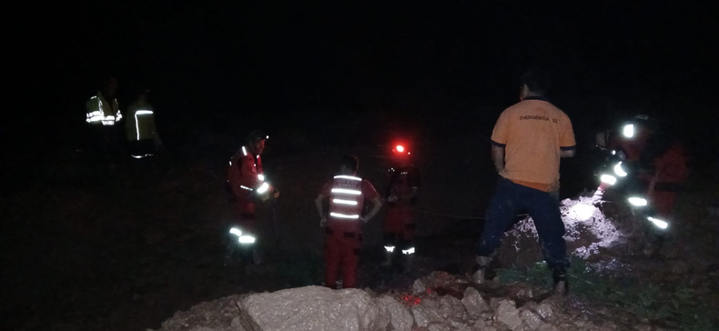 Punta Corral: una crecida y un deslizamiento dejaron personas aisladas en el camino a Tumbaya