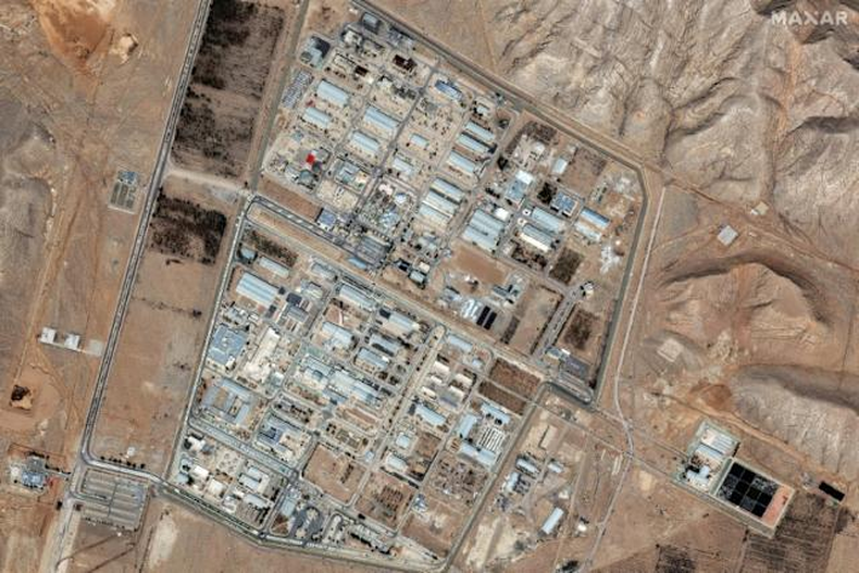 Irán está construyendo una planta enmarcada en unas instalaciones de investigación para procesar mineral de uranio de tres maneras: Gas de hexafluoruro de uranio, que se utiliza en las centrifugadoras de gas. Óxido de uranio, que se usa para alimentar los reactores, aunque no los del tipo que está construyendo Irán. Metal, a menudo empleado en las cabezas de las bombas nucleares. el OIEA está preocupado sobre los usos del metal, ya que los reactores que posee Irán no lo necesitan como combustible. Irán está construyendo una planta enmarcada en unas instalaciones de investigación para procesar mineral de uranio de tres maneras: Gas de hexafluoruro de uranio, que se utiliza en las centrifugadoras de gas. Óxido de uranio, que se usa para alimentar los reactores, aunque no los del tipo que está construyendo Irán. Metal, a menudo empleado en las cabezas de las bombas nucleares. el OIEA está preocupado sobre los usos del metal, ya que los reactores que posee Irán no lo necesitan como combustible.