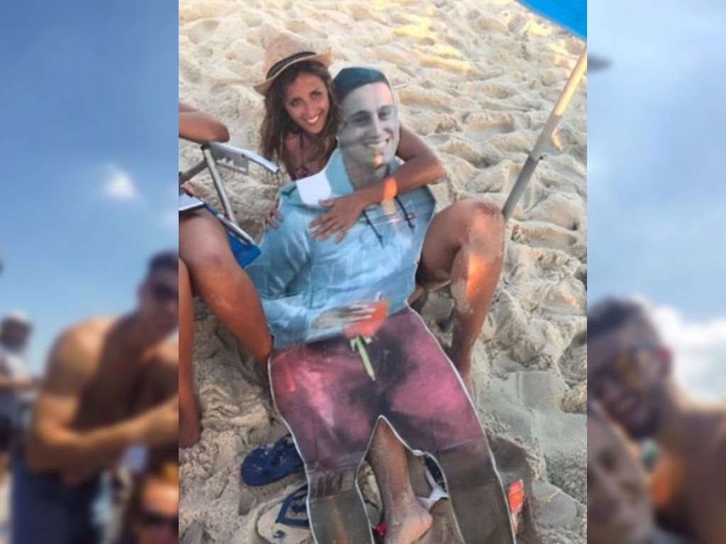 Gigantografía en la playa del "pollerudo