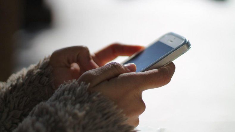 Los agentinos en el top five de los que más tiempo pasan frente al celular