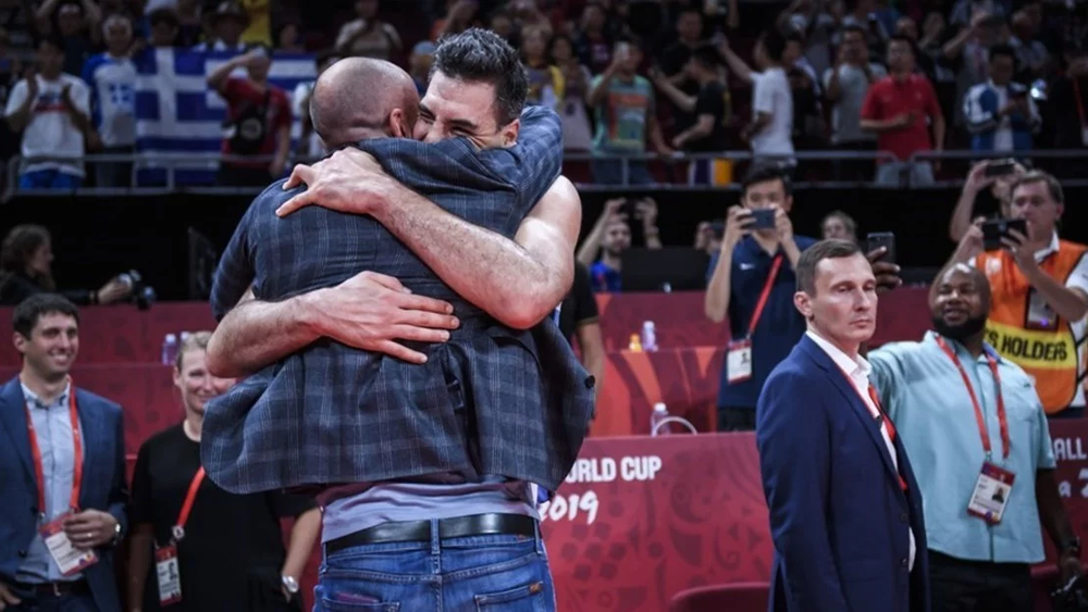 Abrazo entre Gin&oacute;bili y Scola