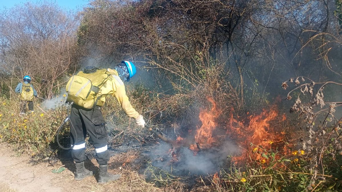 Bomberas advirtieron por el aumento de incendios y la quema de basura en Jujuy
