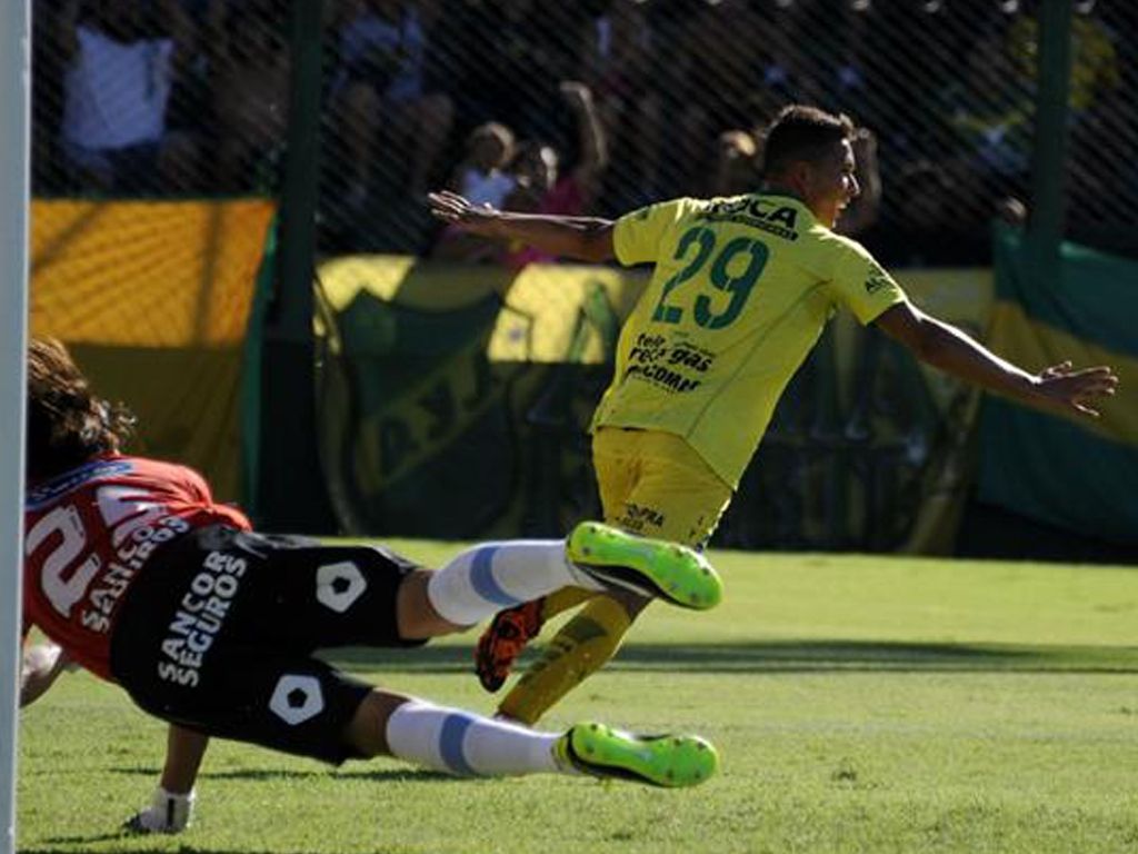 Tomás Martínez celebra su gol, el primer