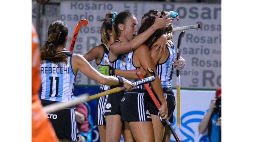 Las Leonas festejan su tanto