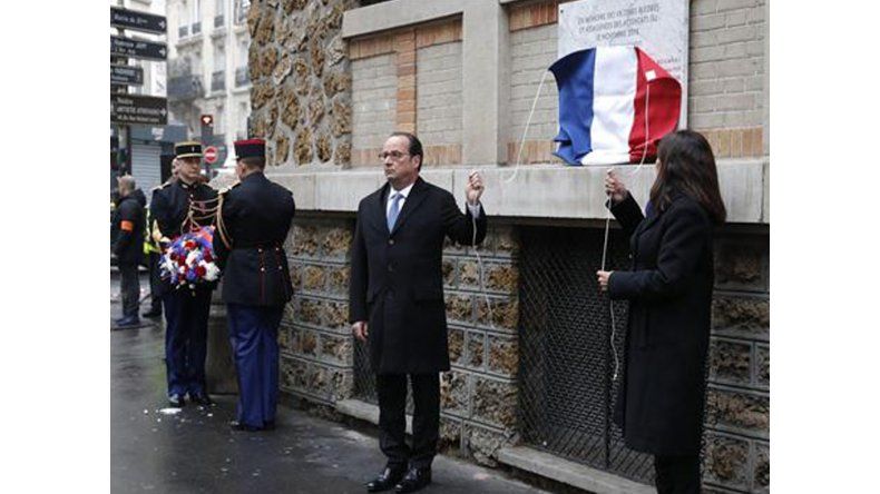 Hollande rindió homenaje