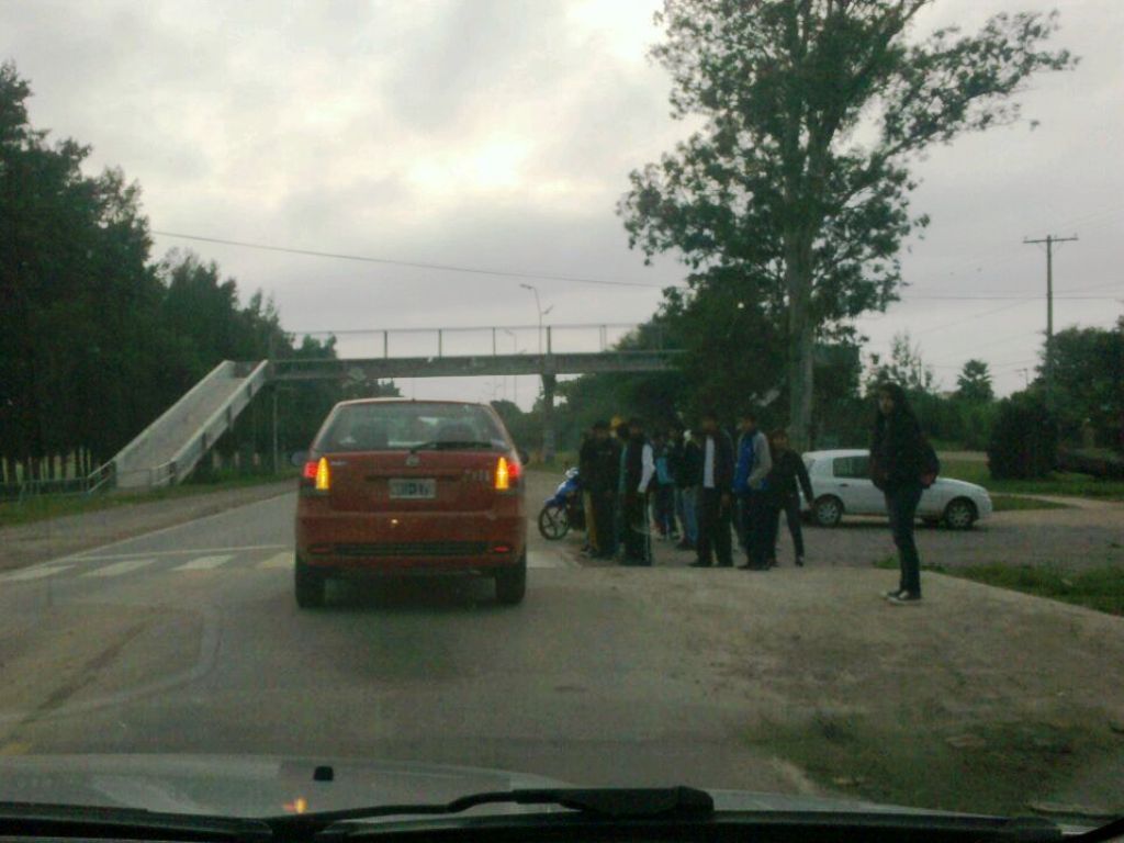 Pasarela y senda peatonal