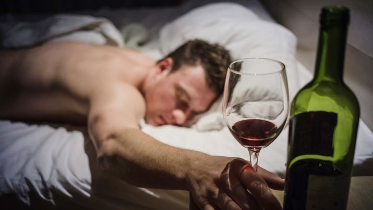 En la primera mitad de la noche, cuando los niveles bastante altos de alcohol aún circulan por el torrente sanguíneo, es probable que duermas profundamente. 