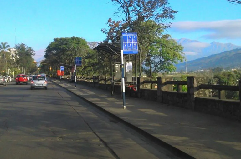El transporte adhiere al paro. El transporte adhiere al paro.