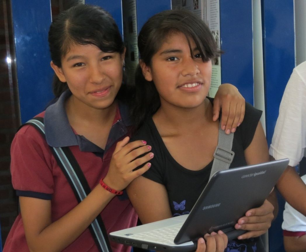 Alumnas con su Netbook
