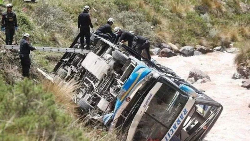 Perú: murieron 32 personas al caer un colectivo al vacío.&nbsp;