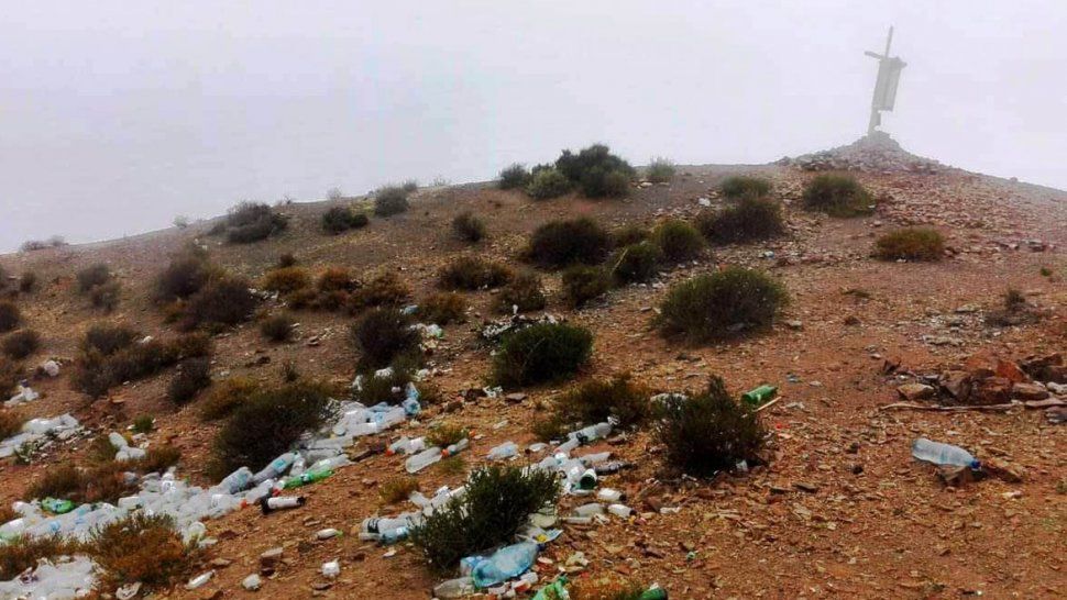 Preocupación: basura por todos lados en los calvarios camino a Punta Corral