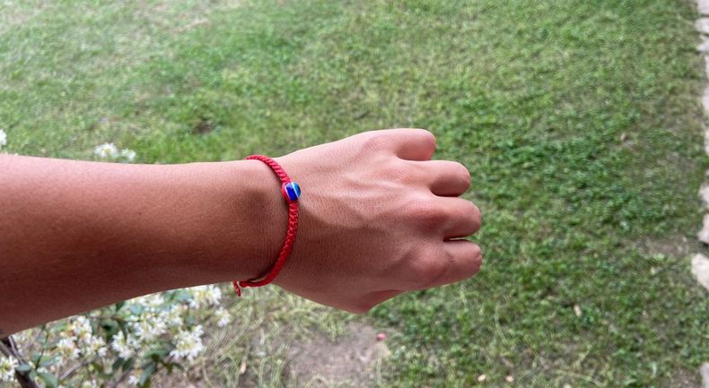 El verdadero significado de la cinta roja en la muñeca y qué pasa si se